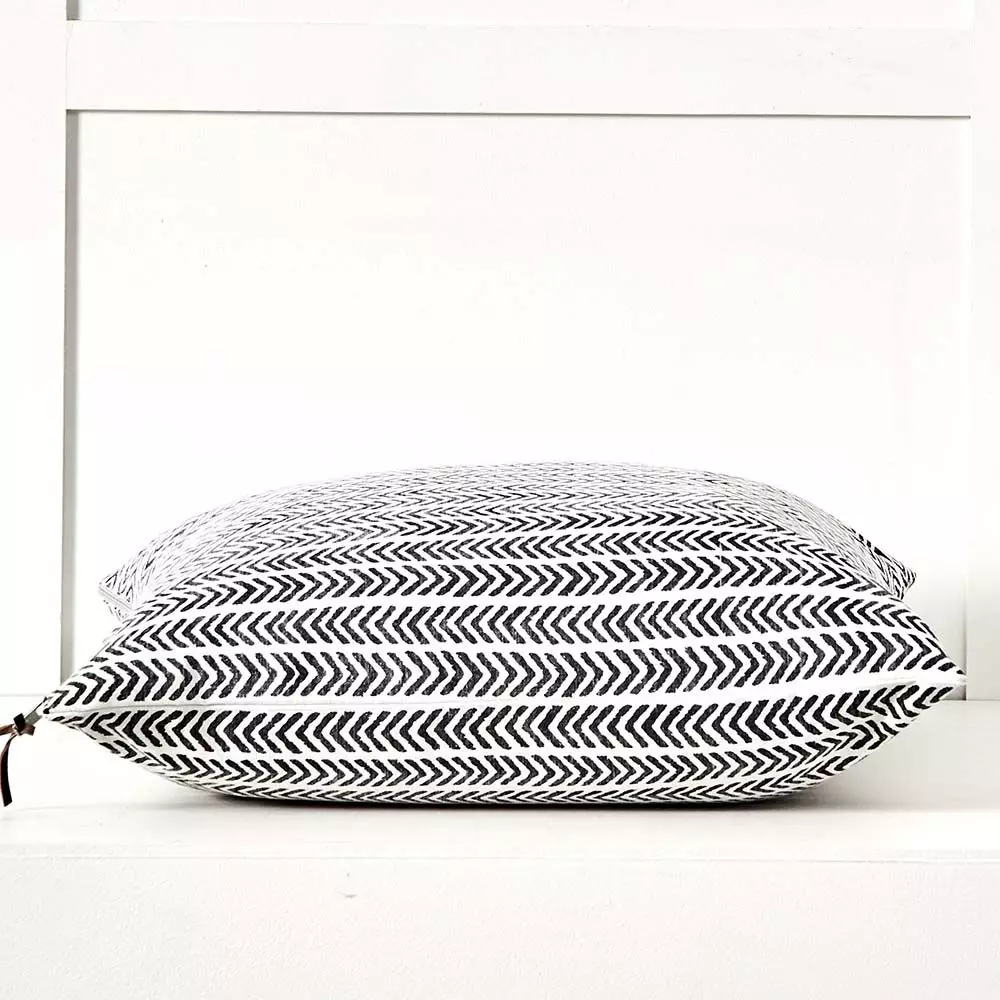 Arrow Cushion 50x50 5 Arrow Cushion 50x50 - Image 3